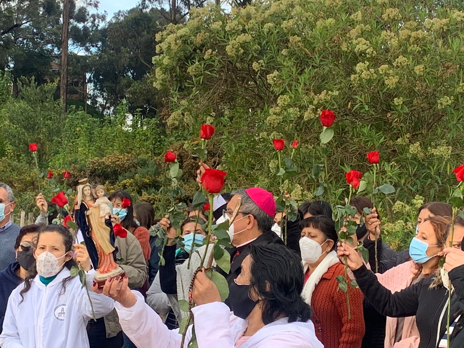 Monseñor acompañando a los fieles en el rezo del Santo Rosario