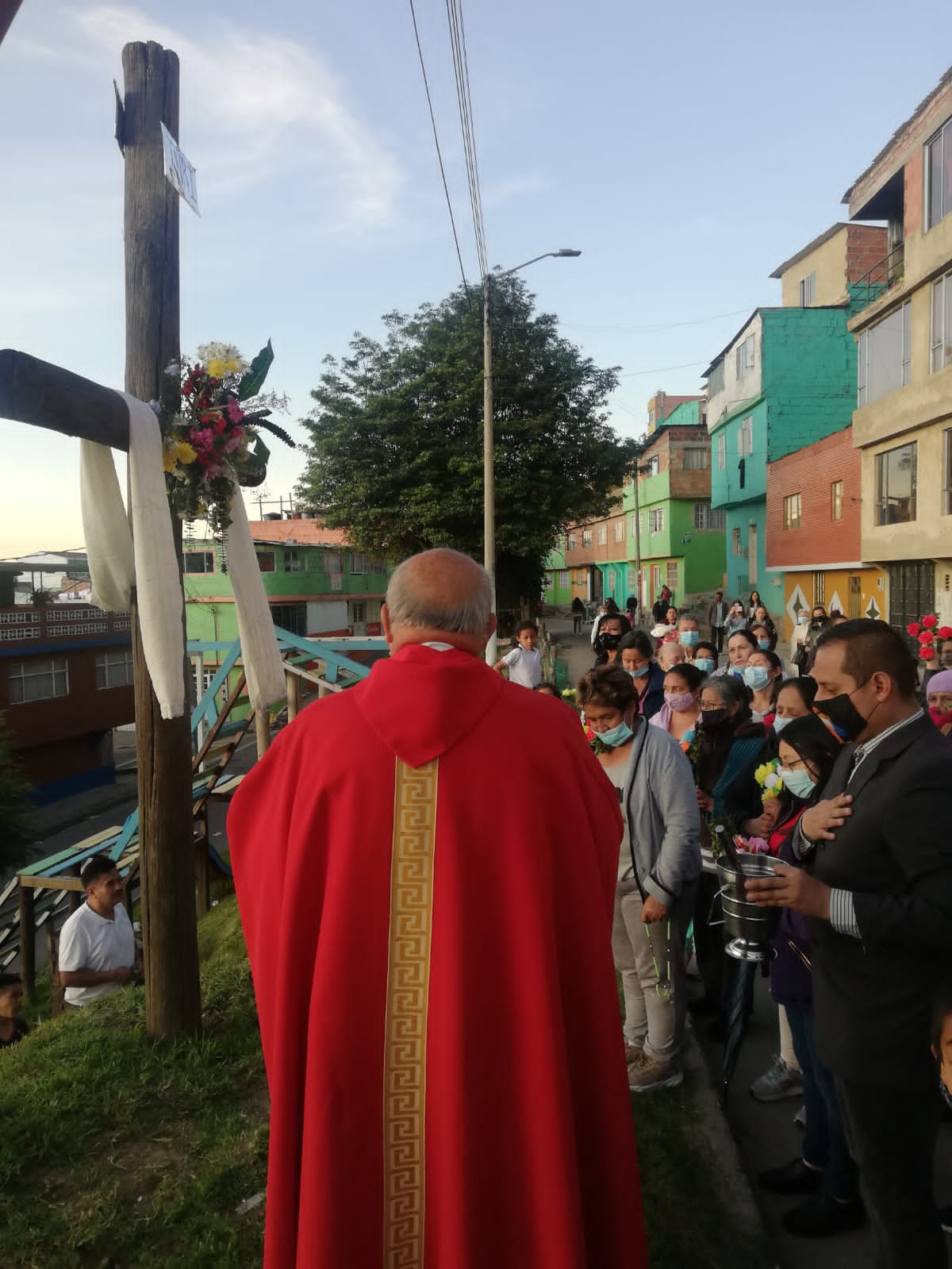 La Comunidad exaltando la Santa Cruz