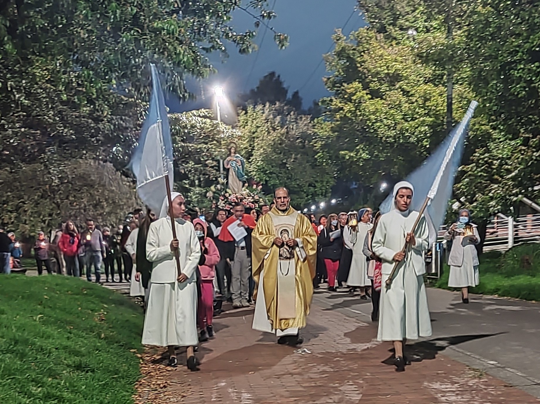 en procesión