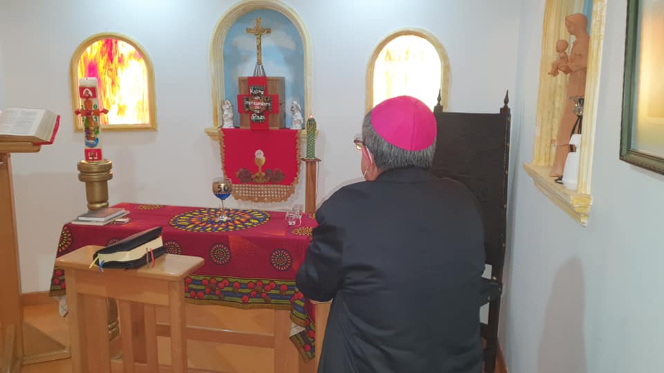monseñor_en_la_capilla