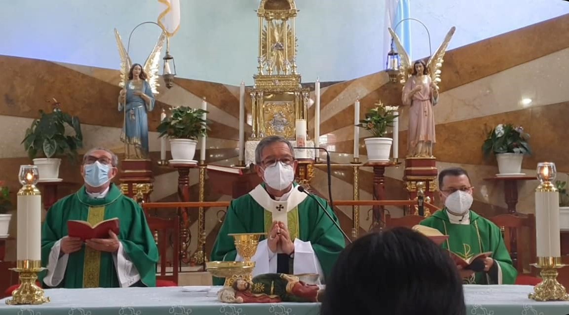 monseñor_celebrando_la_eucaristia2