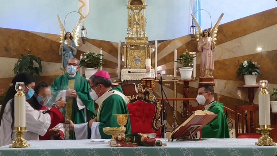 monseñor_celebrando_la_eucaristia1