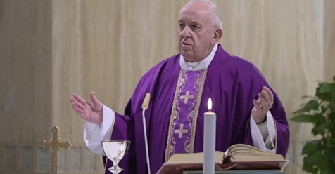 https://arquimedia.s3.amazonaws.com/264/publicaciones/papa-rezapng.png