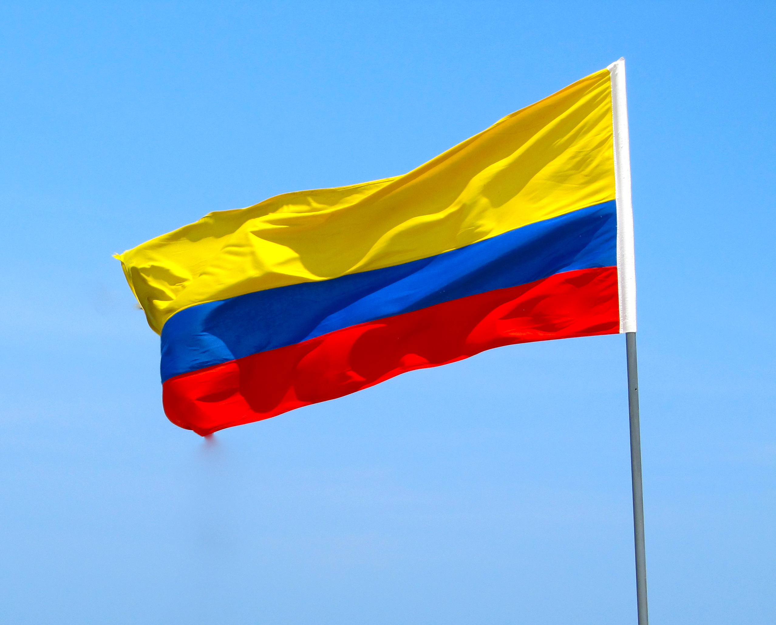 https://arquimedia.s3.amazonaws.com/63/noticias/bandera-colombia-grandejpg.jpg