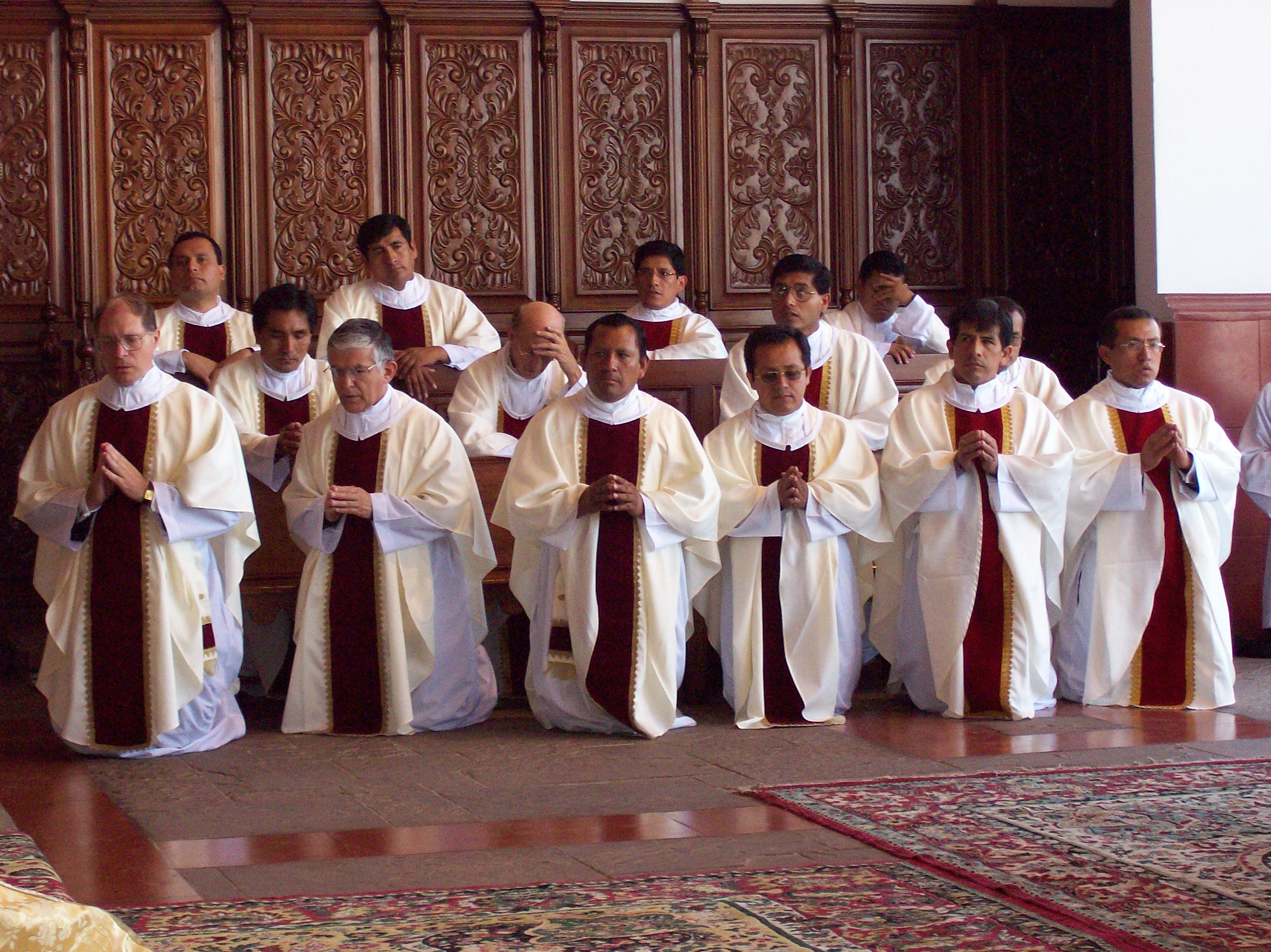https://arquimedia.s3.amazonaws.com/27/sacerdotes/sacerdotes-de-rodillasjpg.jpg