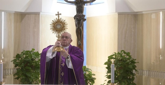https://arquimedia.s3.amazonaws.com/264/publicaciones/papa-reza-por-los-anciones1jpg.jpg