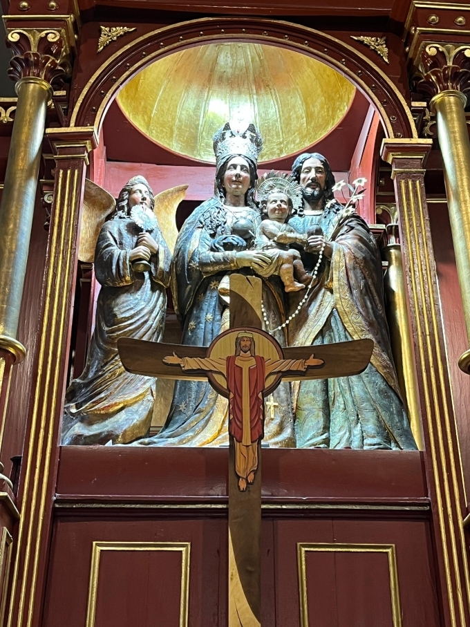 La Sagrada Familia en piedra volcánica.