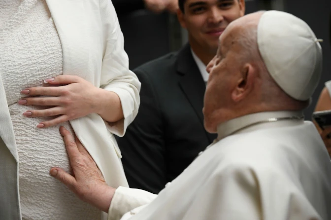 Papa Francisco bendice a una embarazada