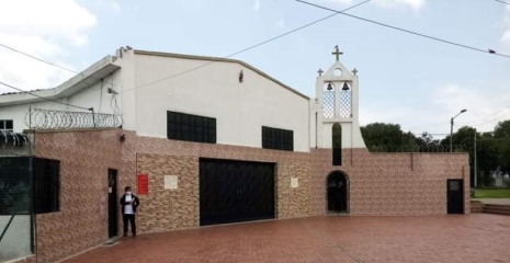 Fachada del templo San Ireneo, Milenta, Bogotá