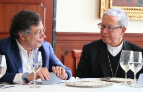 Mons. Luis José Rueda y Gustavo Petro 