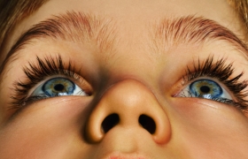 niño mirando arriba