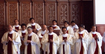 https://arquimedia.s3.amazonaws.com/27/sacerdotes/sacerdotes-de-rodillasjpg.jpg